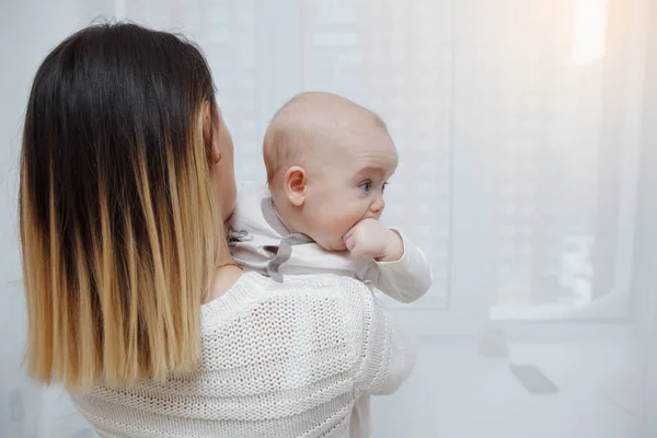 Ung Glad Kärleksfull Mamma Leker Med Baby Händerna Mot Fönstret — Stockfoto