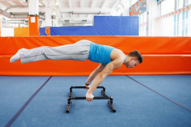 Belirgin bir kas ile genç adam.