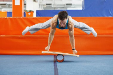 Belirgin bir kas ile genç adam.