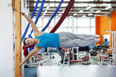 Belirgin bir kas ile yakışıklı adam.