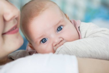 Mavi gözlü kız bebek yalan ve görünüyor.