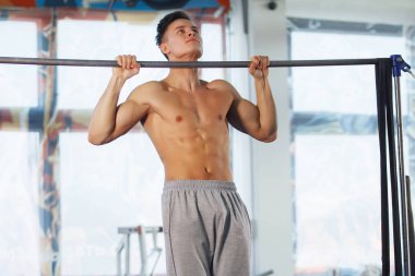 Crossbar üzerinde egzersiz yapan adam.