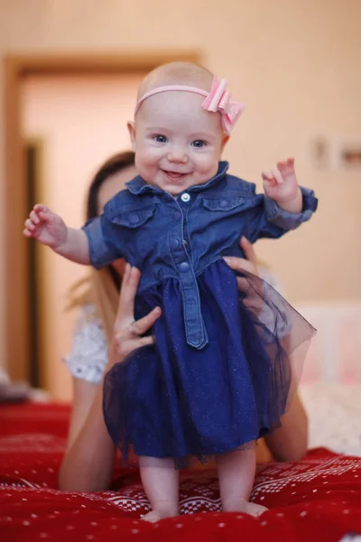 Portré Szép Hónapos Baba Kisgyermek Lány Egy Ruhában Áll Kék — Stock Fotó