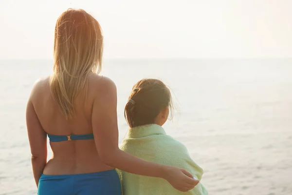 Kobieta i nastolatka na piaszczystej plaży. — Zdjęcie stockowe