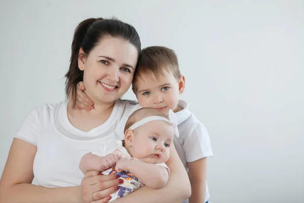 Madre, hija bebé e hijo niño se comunican y se divierten . —  Fotos de Stock