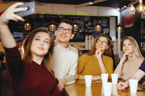 Пять молодых красивых студентов сидят в кафе . — стоковое фото