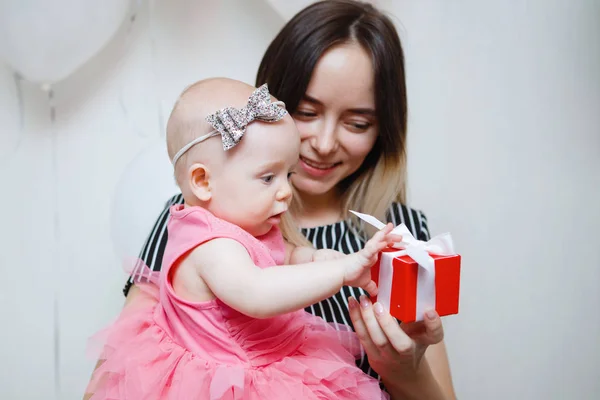 Carino bambino sorride tra le braccia di sua madre . — Foto Stock