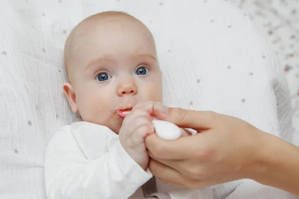 Hermosa Niña Encantadora Cinco Meses Comiendo Con Una Cuchara Comida —  Fotos de Stock