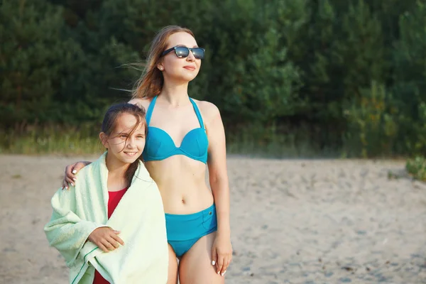 Kobieta i nastolatka na piaszczystej plaży. — Zdjęcie stockowe