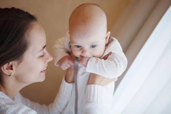 Ung Glad Kärleksfull Mamma Leker Med Baby Händerna Mot Fönstret — Stockfoto