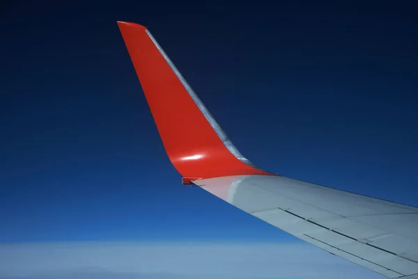 Asa do avião durante o voo acima da terra . — Fotografia de Stock