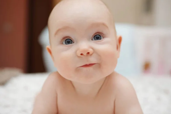 Όμορφο Μωρό Μπλε Eyed Πέντε Μηνών Μωρό Κορίτσι Ξαπλωμένο Στομάχι — Φωτογραφία Αρχείου