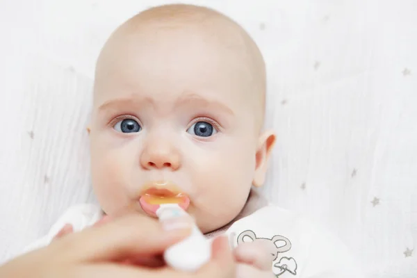 Hermosa Niña Encantadora Cinco Meses Comiendo Con Una Cuchara Comida —  Fotos de Stock