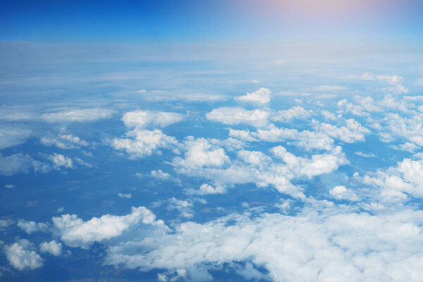 Крыло самолета во время полета над землей
.