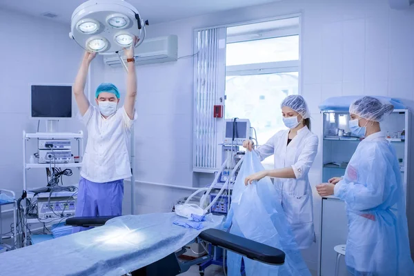 Equipe médica se preparando para a operação — Fotografia de Stock