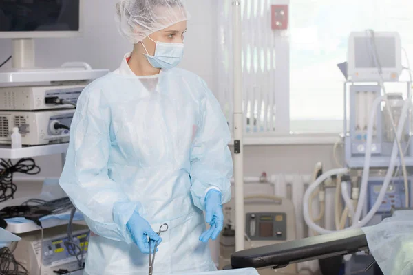 Enfermera preparación de herramientas . — Foto de Stock