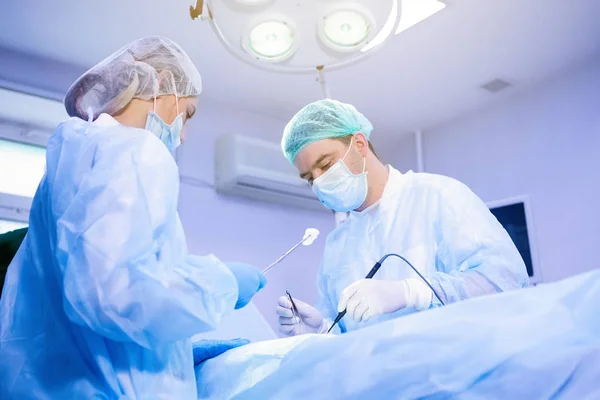 Equipo de cirujanos haciendo cirugía — Foto de Stock