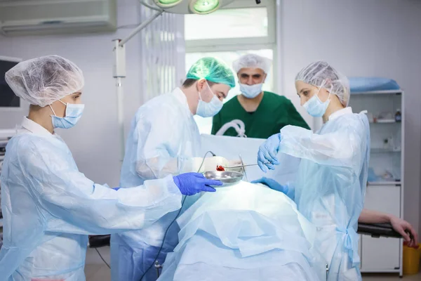 Team of surgeons doing surgery — Stock Photo, Image