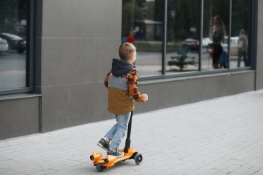 küçük çocuğa scooter