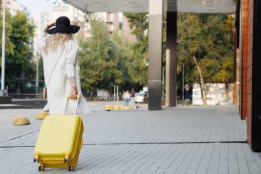 Seyahat konsepti. Genç turist kadın yürüyor.