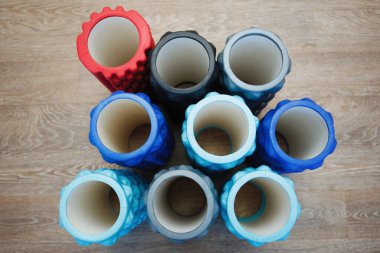 Beyaz arka plan üzerinde izole eğitim mavi masaj silindiri