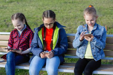 Şehir parkında çocuklar ve aletler.