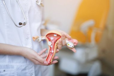 Kabinede neşeli jinekolog