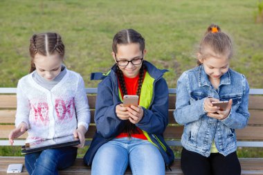 Şehir parkında çocuklar ve aletler.