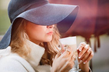 sarışın Bayan portresi.