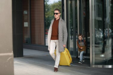 Sarı bavullu adam..