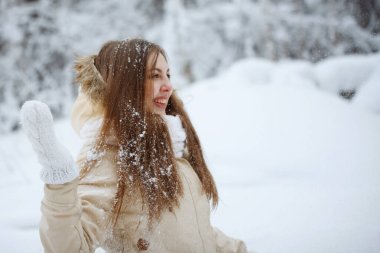 Beyaz fularlı genç, güzel bir kadın..