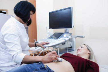 Klinikte karın ultrason muayenesi.
