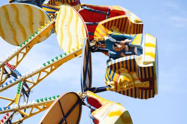 Yaz parkında sarı bir atlıkarınca.