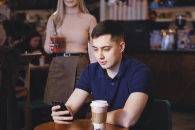 Bir kafede güzel garson ve sevimli adam.