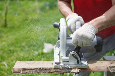 Elektrikli testereli marangoz..