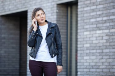 Cep telefonuyla konuşan bir kadın.