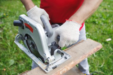 Elektrikli testereli marangoz..