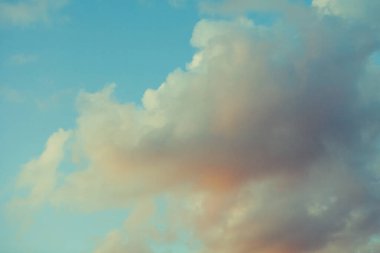 Mavi gökyüzü, pembe bulutlar, gün batımı.