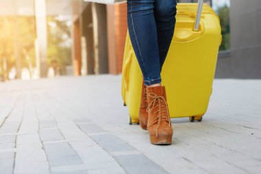 Seyahat konsepti. Genç turist kadın yürüyor.