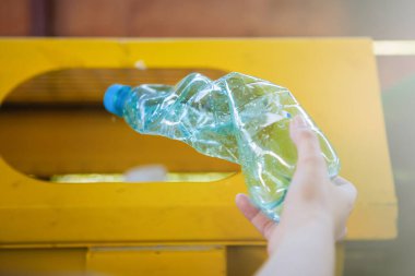 Çöp sınıflandırmasına göre çöpe at.