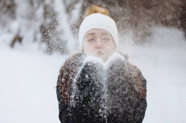 Genç, güzel, neşeli, uzun saçlı, kışın açık havada.