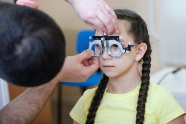 göz doktoru test gözlük çerçevesi