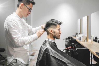 Yakışıklı Genç Kuaför.