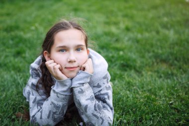 At kuyruklu genç kız..