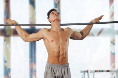 Crossbar üzerinde egzersiz yapan adam.