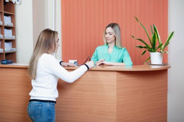 Resepsiyonda yönetici ve hasta.