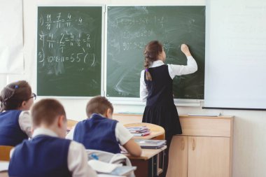 Okul çocukları derste sınıftalar..