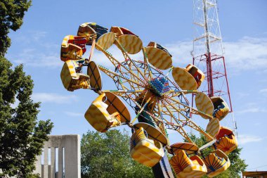 Yaz parkında sarı bir atlıkarınca.