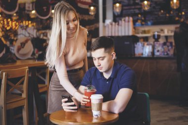 Bir kafede güzel garson ve sevimli adam.