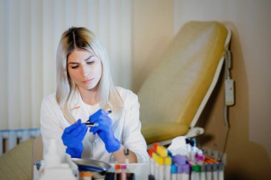 Kan testleri için laboratuvarda hemşire.